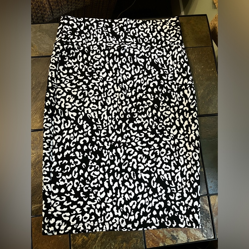 LulaRoe Leopard print stretchy pencil skirt.  Size M